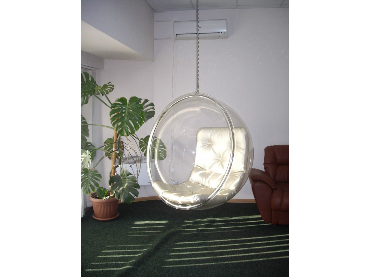 Подвесное прозрачное кресло bubble chair